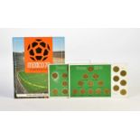 3 Medaillen Fußball WM, von 1969/70, Shell AG u.a., min. Altersspuren, Z 2/2-3 Medals Football World