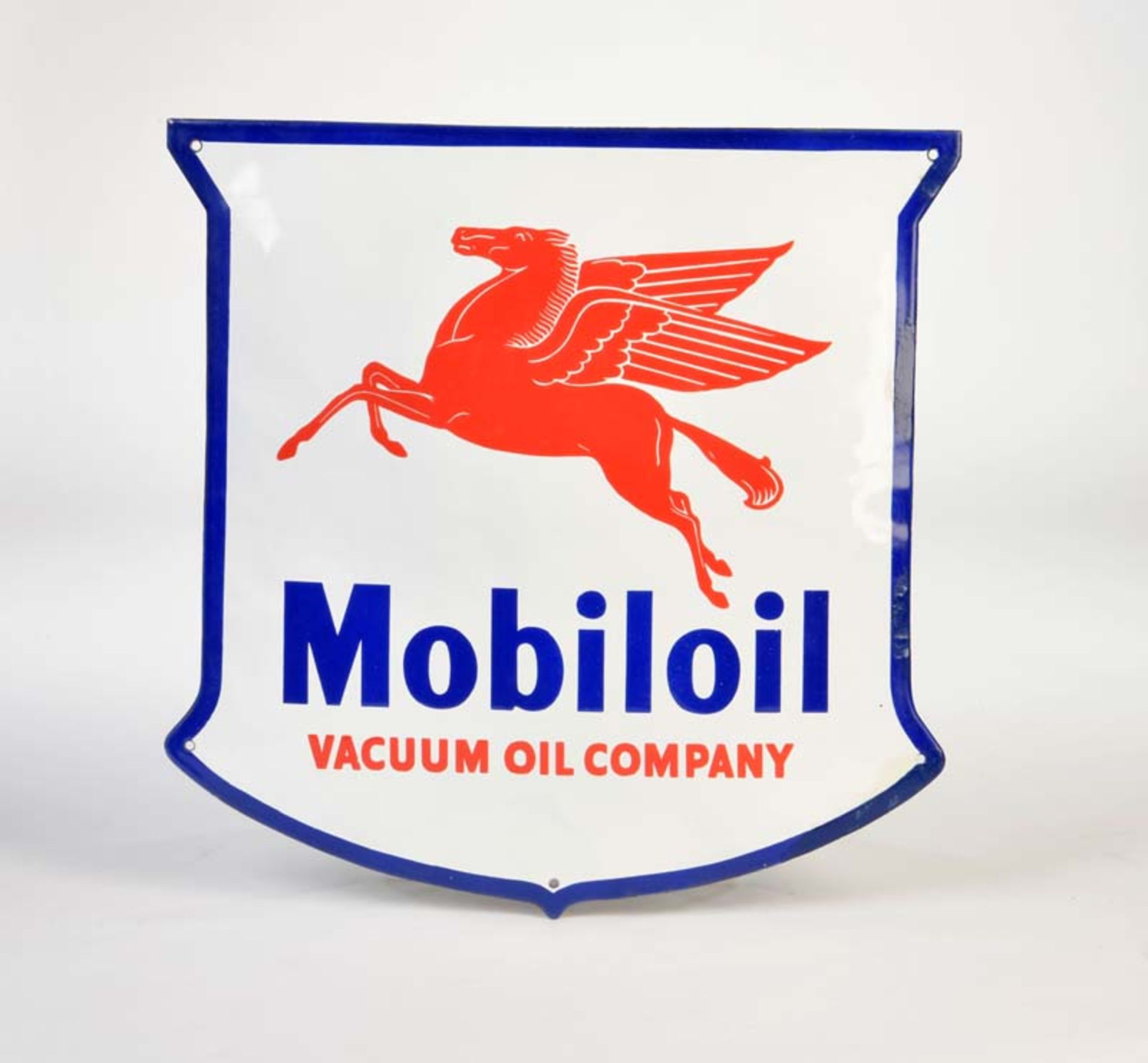 Emailleschild "Mobiloil" Vacuum Oil Company, 48x49 cm, rechter Rand farblich ausgebessert, sonst