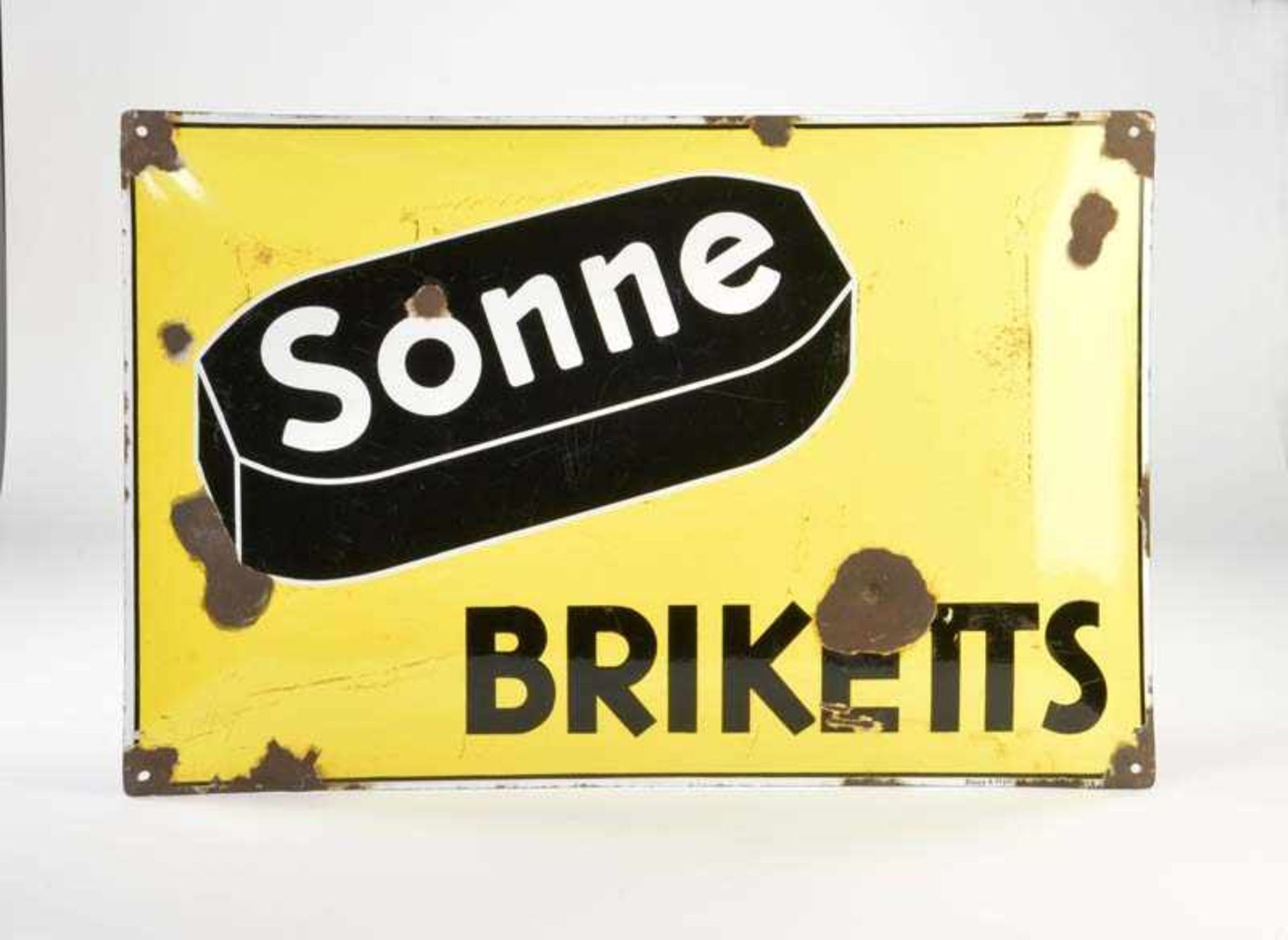 Emailleschild "Sonne Briketts", 49x75 cm, LM, gewölbt, einige Ablatzer, Z 3Enamel Sign "Sonne