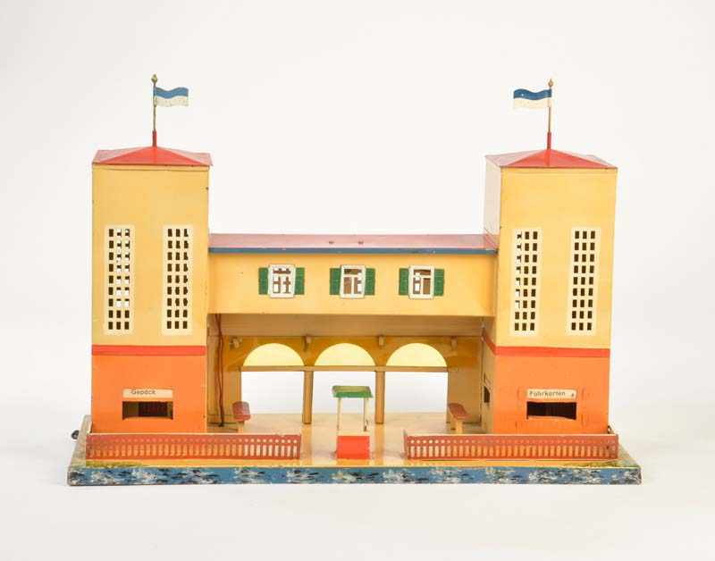 Kibri, Railway Station, tin, min. paint d., with illumination + flags, nice original conditionKibri,