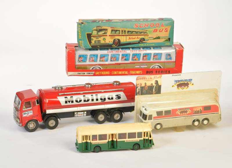 4 Busses + Tank Truck, tin + plastic, mostly very good condition4 Busse + Tankwagen, 22-38 cm, Blech