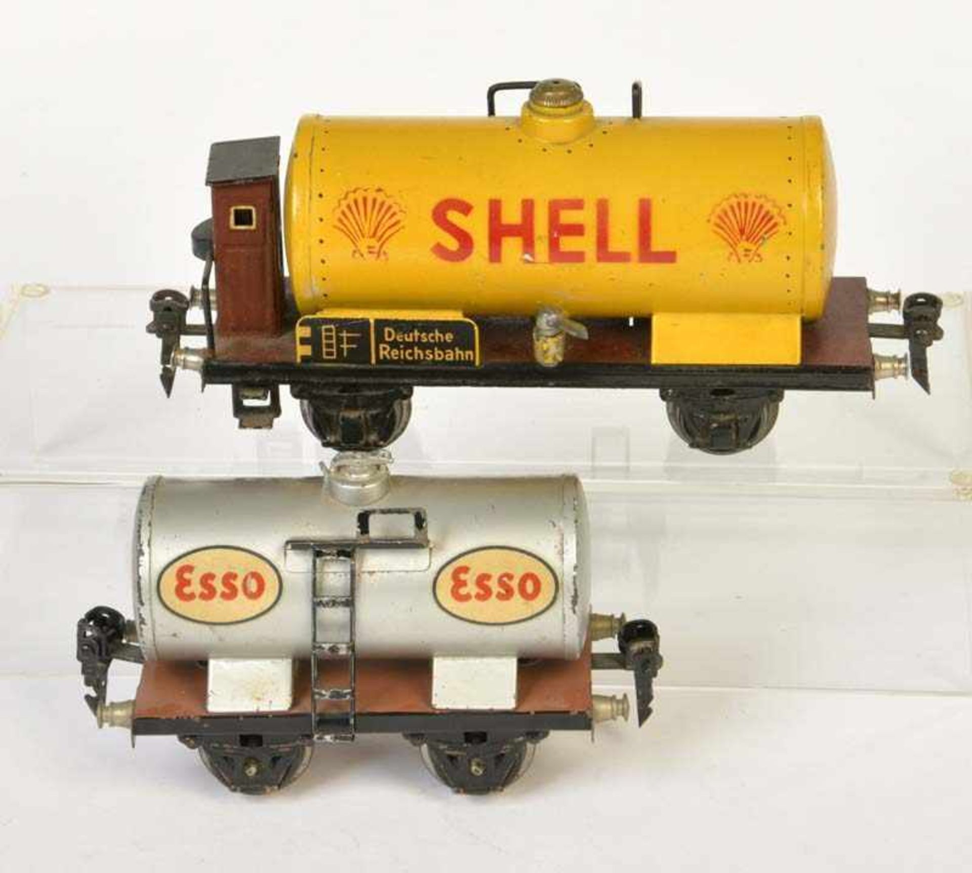 Märklin, 2 Tank Wagons, Germany pw, gauge 0, part. paint d., C 2/3Märklin, 2 Kesselwagen, Germany