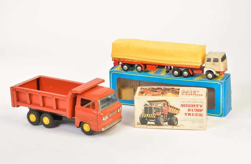 Tomy a.o., 3 Trucks, 2x tin + 1x plastic, 2x C 1 + 1x C 2Tomy u.a., 3 LKW, 20-36 cm, 2x Blech + 1x