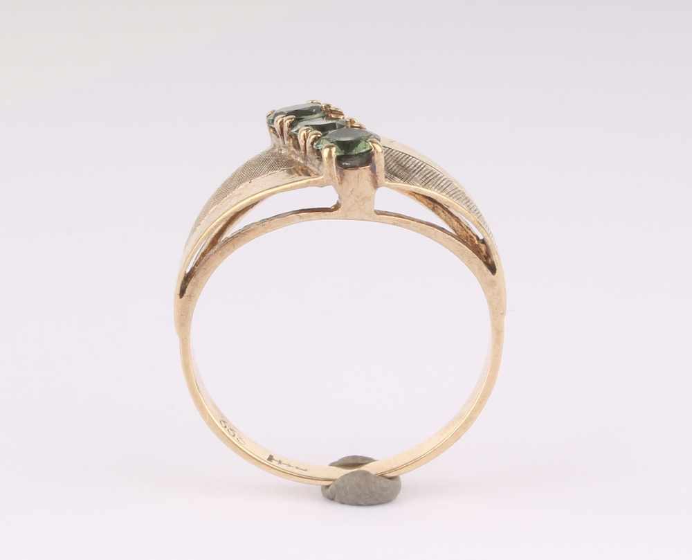 Smaragdring 333 Gelbgold, GG 333/000 Gelbgold, schöner Ring mit drei Smaragden, gestempelt 333, - Image 2 of 5