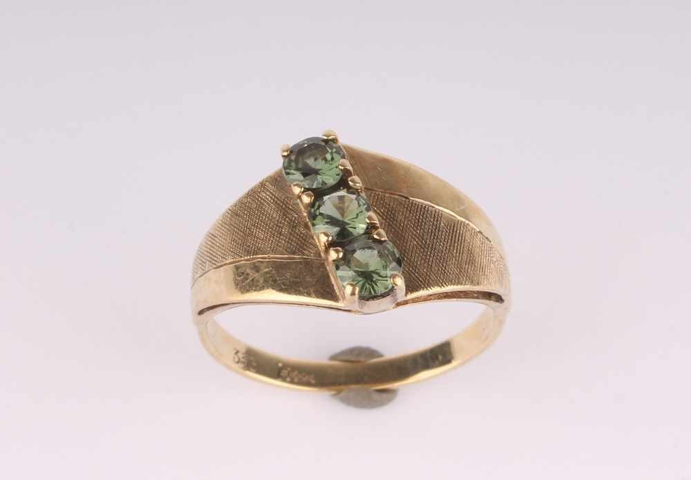 Smaragdring 333 Gelbgold, GG 333/000 Gelbgold, schöner Ring mit drei Smaragden, gestempelt 333, - Image 3 of 5