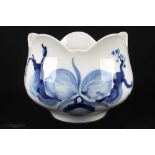 Große Meissen Schale, blaue Orchidee auf Ast, Entwurf von Prof. Heinz Werner, Höhe 11,5 cm x Ø 13,