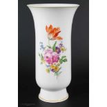Große Meissen Vase Blumendekor, Porzellanvase, bauchige Form mit ausladender Mündung und Rundsockel,