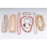 Eleganter Schmuck mit u.a. Korallen, Perlen, tolles Konvolut mit u.a Korallen- und Perlenschmuck,