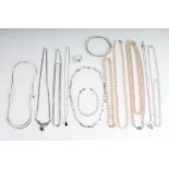 13-teiliger Schmuck, teils Silber und Perlen,Konvolut mit Halsketten, Armband, Armreif,