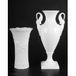 2 Prunkvasen,Porzellan, Schwanenhenkel Vase H 34,5 cm x B 17,5 cm, Vase mit Blumendekor H 24 cm x