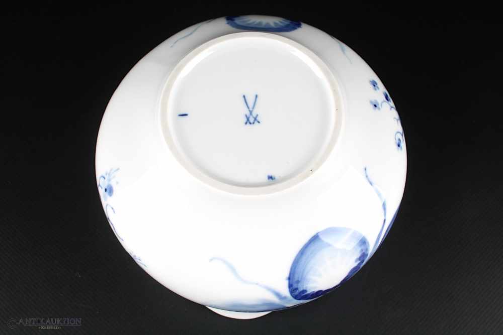 Große Meissen Schale, blaue Orchidee auf Ast, Entwurf von Prof. Heinz Werner, Höhe 11,5 cm x Ø 13, - Image 3 of 3