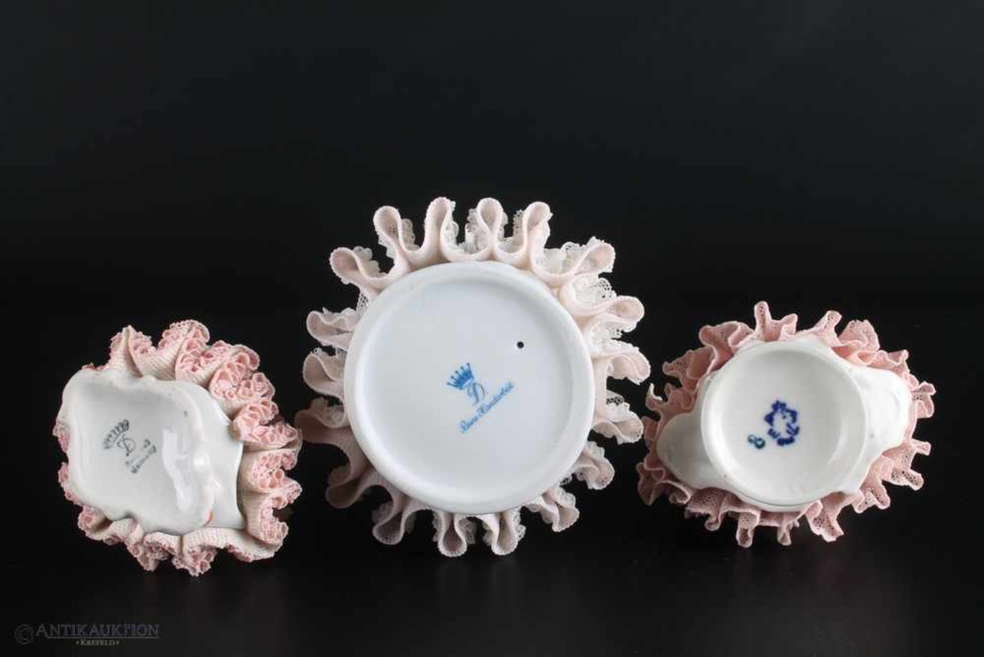 3 Dresdner Porzellanfiguren in Rüschenkleid,am Boden gemarkt, diverse Marken, Höhe 15 cm und - Bild 2 aus 2