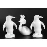 Konvolut von drei Porzellanfiguren Aelteste Volkstedt, Weißporzellan, 2 Pinguine und 1 Haubentaucher