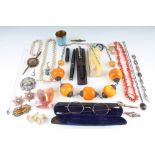 Konvolut Schmuck & Accessoires, diverses Schmuck, Füller, Becher, Fläschchen mit Blattgold, antike