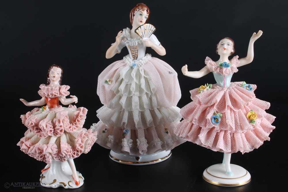 3 Dresdner Porzellanfiguren in Rüschenkleid,am Boden gemarkt, diverse Marken, Höhe 15 cm und