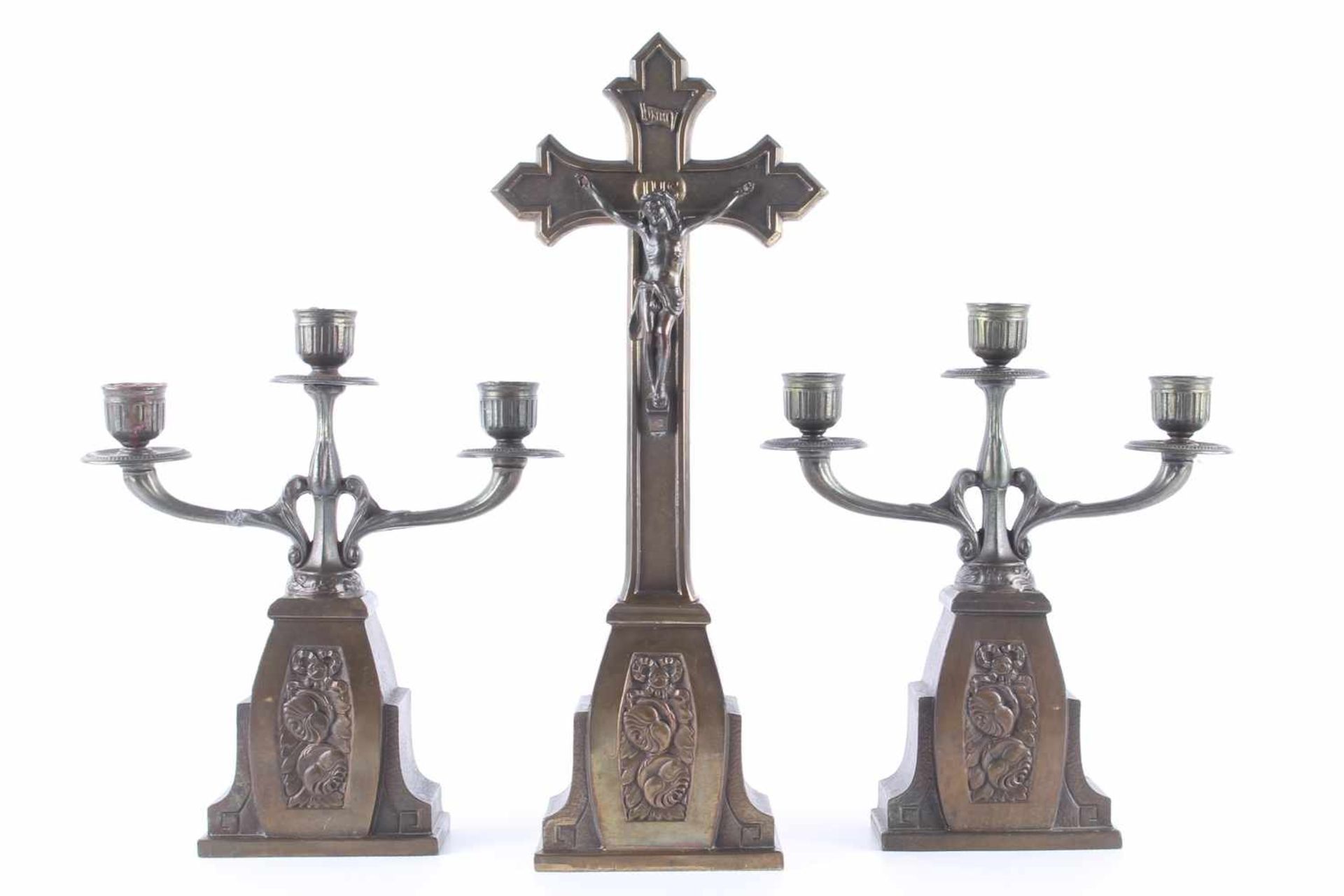 Jugendstil Stand-Kreuz mit Kerzenständerpaar um 1920, Kruzifix auf Sockel, Leuchterpaar mit drei