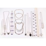 Umfangreiches Silberschmuck, 16-teilig, 800-925 Silber, umfangreiches Lot mit Halsketten und