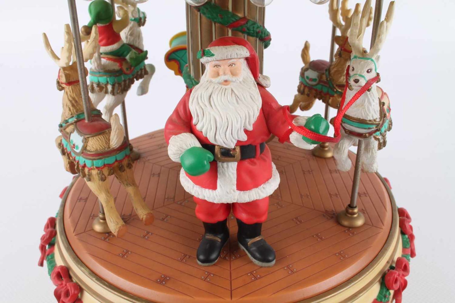 Große Spieluhr Weihnachts-Karussell von ENESCO,H 26,5 cm x D 21 cm, aus Kunststoff, 20. Jh., - Bild 4 aus 4