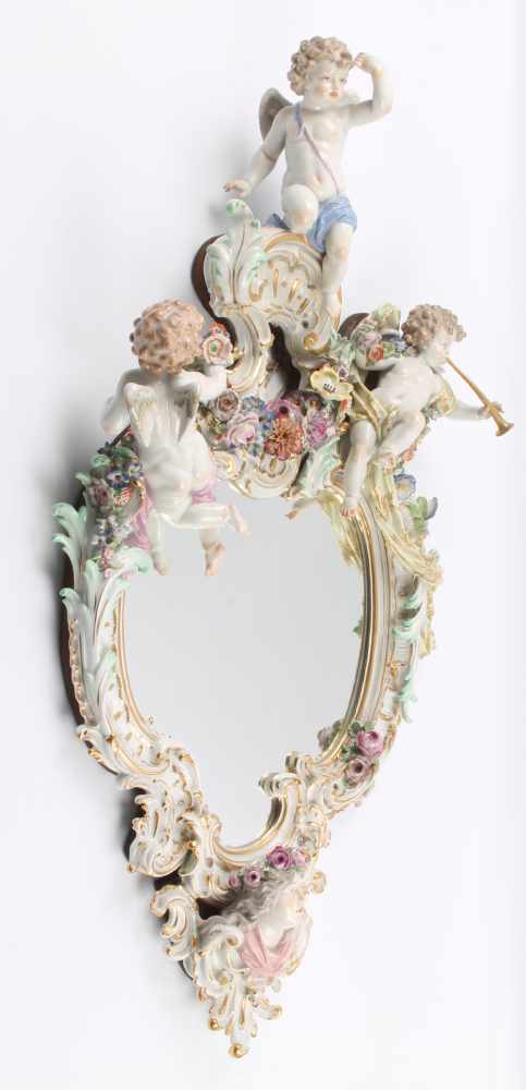 Meissen - großer Spiegelrahmen mit drei Putten, Höhe 90 cm x Breite 50 cm, Schwertermarke 1.Wahl, - Image 5 of 10