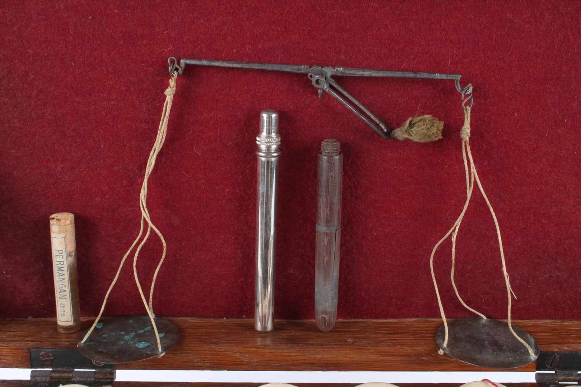 19. Jahrhundert Holz Reiseapotheke mit 12 Schliffglasflaschen & div. Geräten und Bandagen, - Bild 2 aus 7