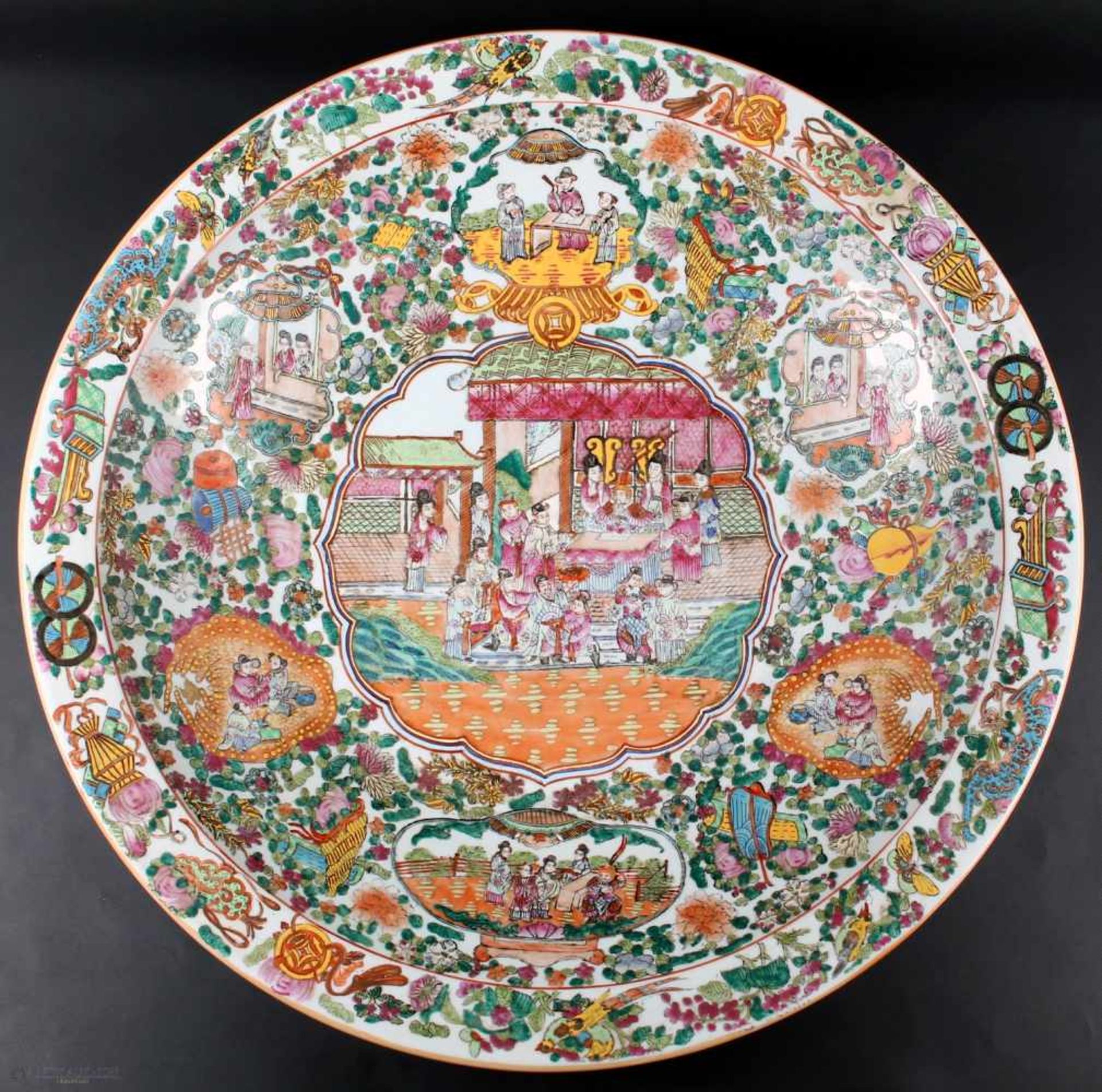 Riesige Schale D62cm, China, Porzellanschale polychrome Malerei, zentraler Medaillon mit großer