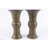 Paar Bronze Gu Vasen, China um 1900, Bronzekorpus, Höhe 29 cm, D 16,5 cm, Bodenmarke als