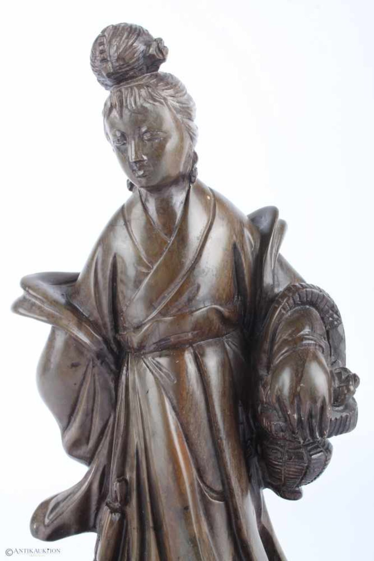 JAPAN um 1900 Meiji-Zeit, Skulptur Geisha mit Blumenkorb,Speckstein - Skulptur auf Holzsockel, - Bild 4 aus 6