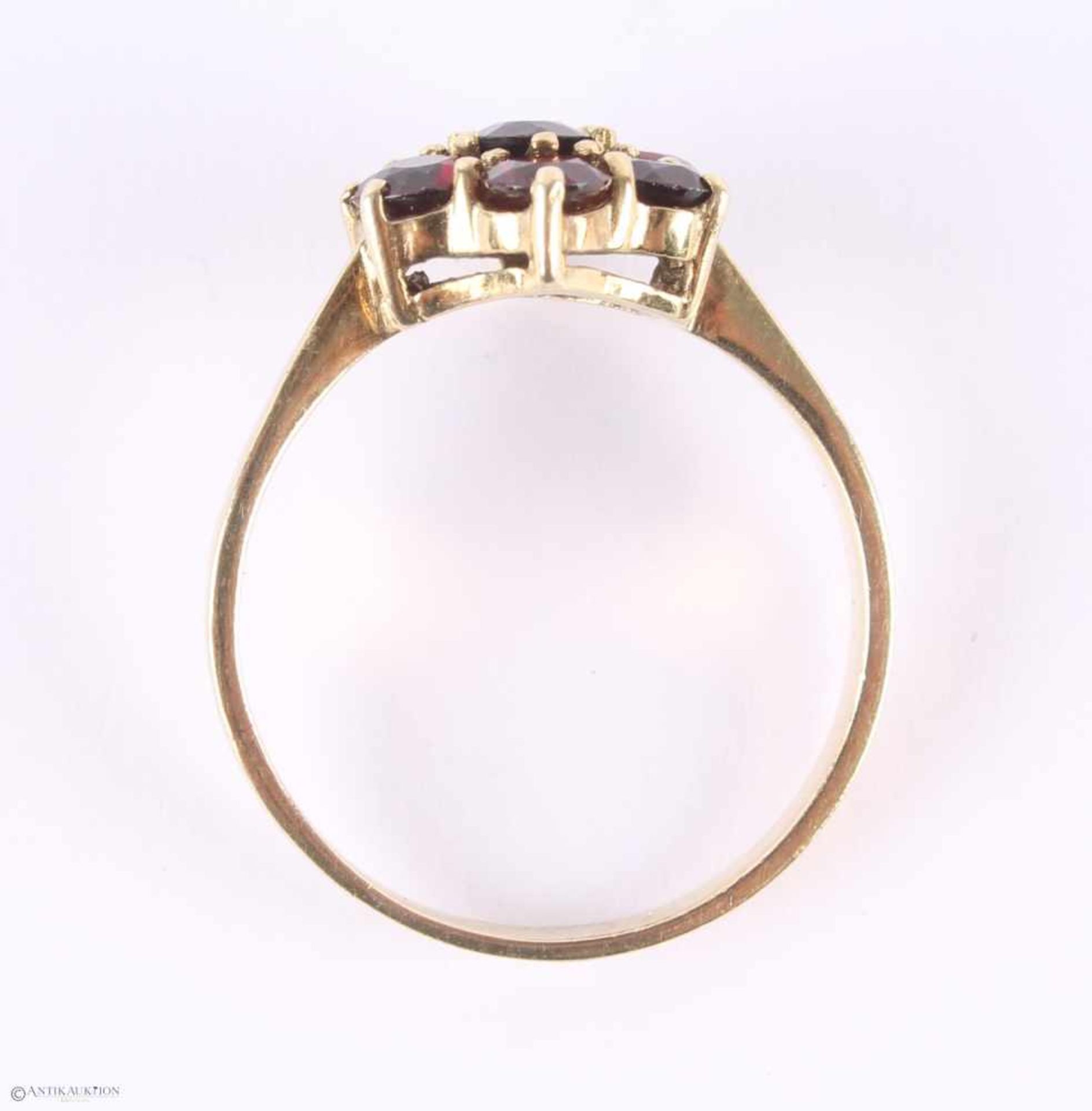 Goldring mit Granaten 333 Gold, GG 333/000 Gelbgold, Ring in Blumenform mit sieben Granaten, - Bild 2 aus 3