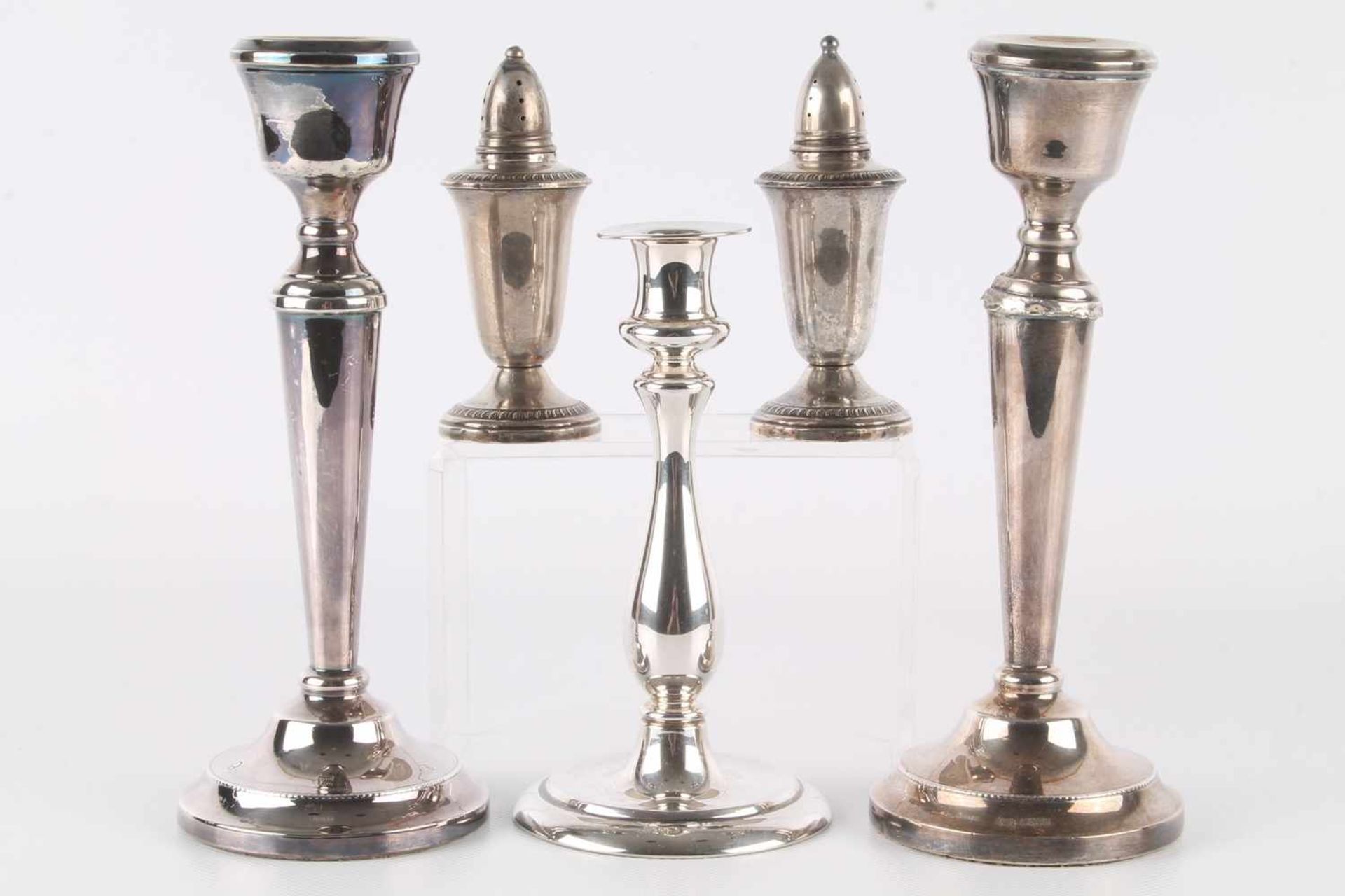 925 Silber Konvolut - Leuchter & Streuer,925 Sterling Silber, alle gefüllt, 3 Kerzenständer und 2