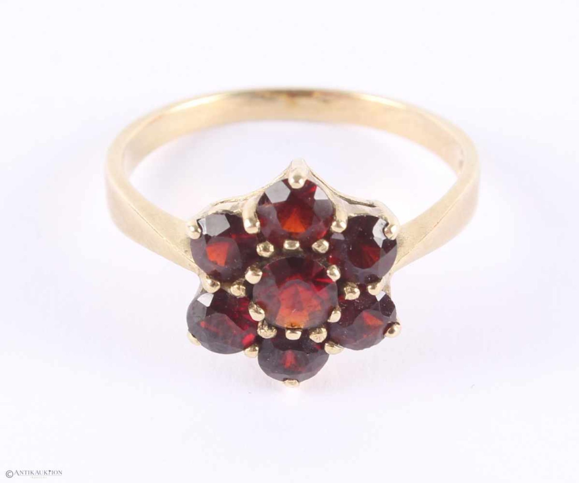 Goldring mit Granaten 333 Gold, GG 333/000 Gelbgold, Ring in Blumenform mit sieben Granaten,