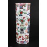 China Stangenvase,Porzellan, emailliert, feine Malerei mit Obst, Blumen, Vasen und