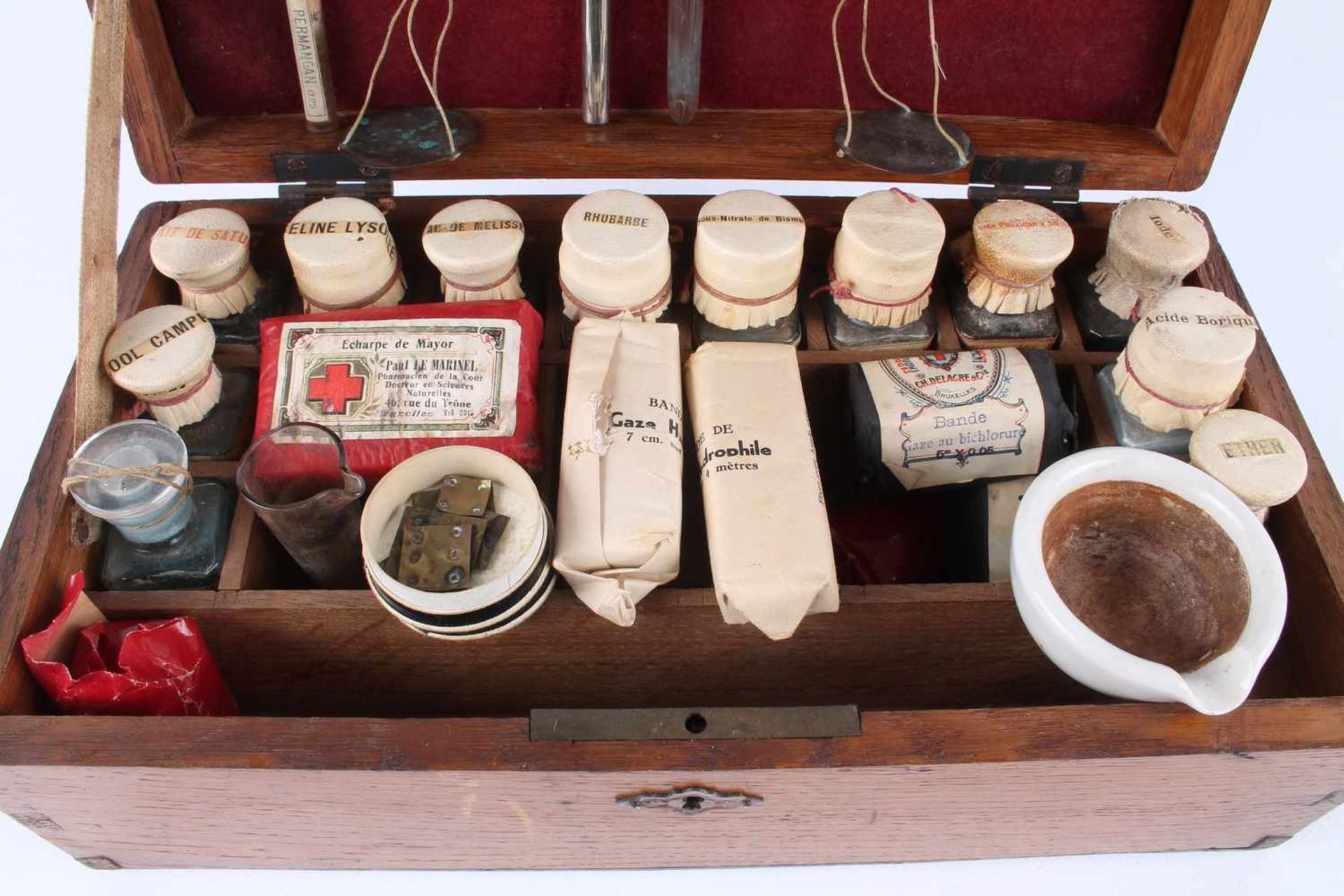 19. Jahrhundert Holz Reiseapotheke mit 12 Schliffglasflaschen & div. Geräten und Bandagen, - Bild 3 aus 7
