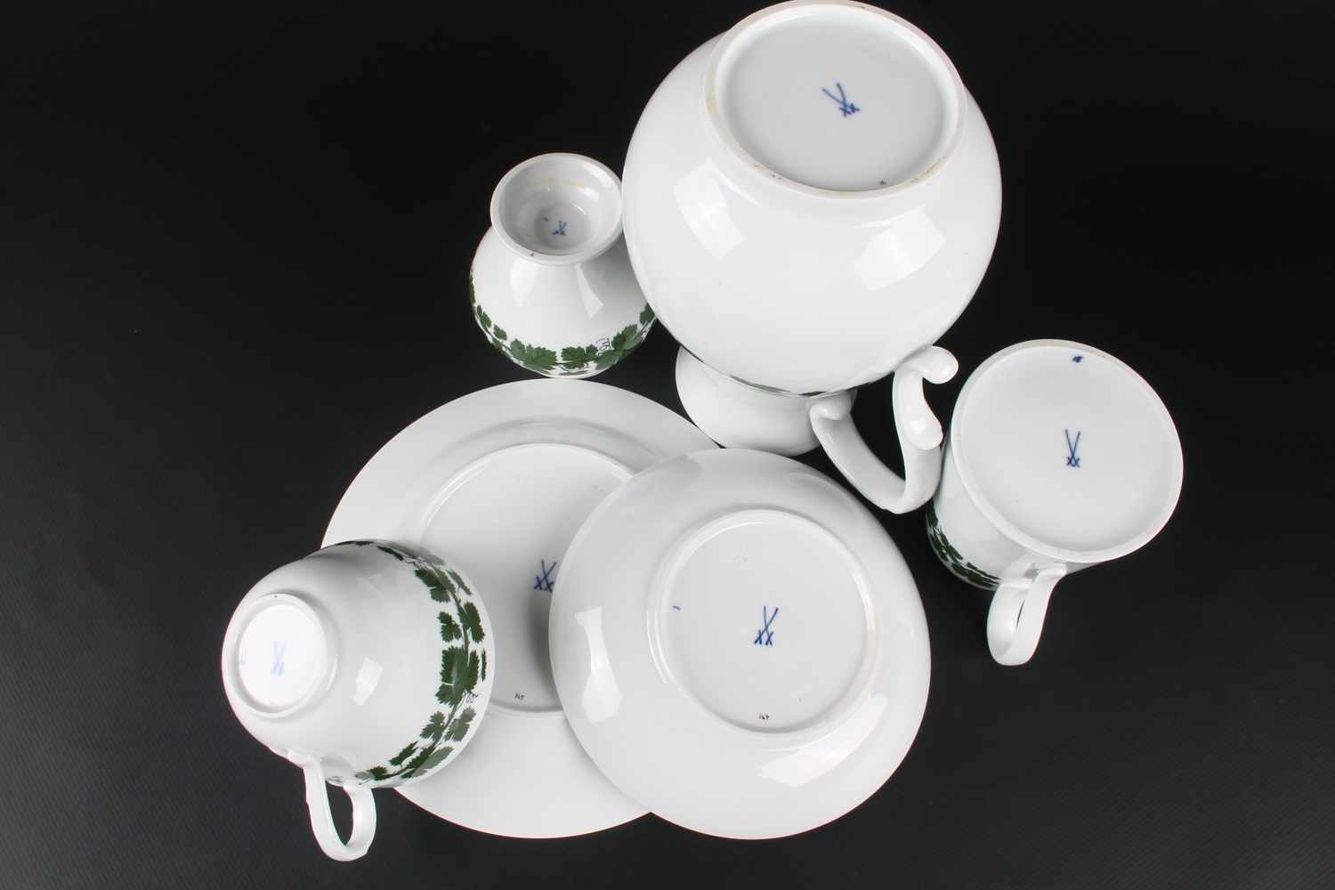 Meissen Tete-a-tete Kaffeeservice Weinlaub, Porzellan, Schwertermarke 1. & 2. Wahl, Pfeifferzeit - Image 6 of 6