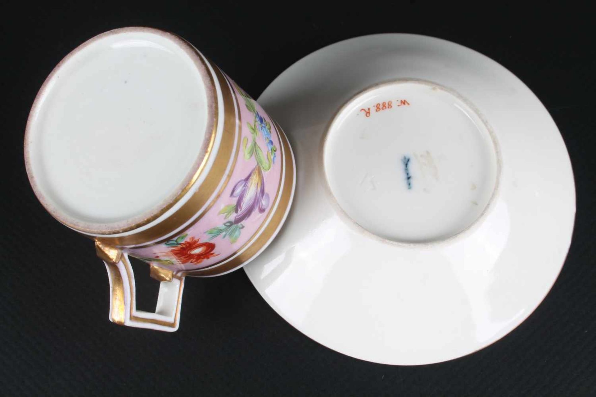 KPM Berlin Porzellan Tasse um 1800, Zeptermarke um 1800, zylindrische Form, abstehender eckiger - Bild 3 aus 3