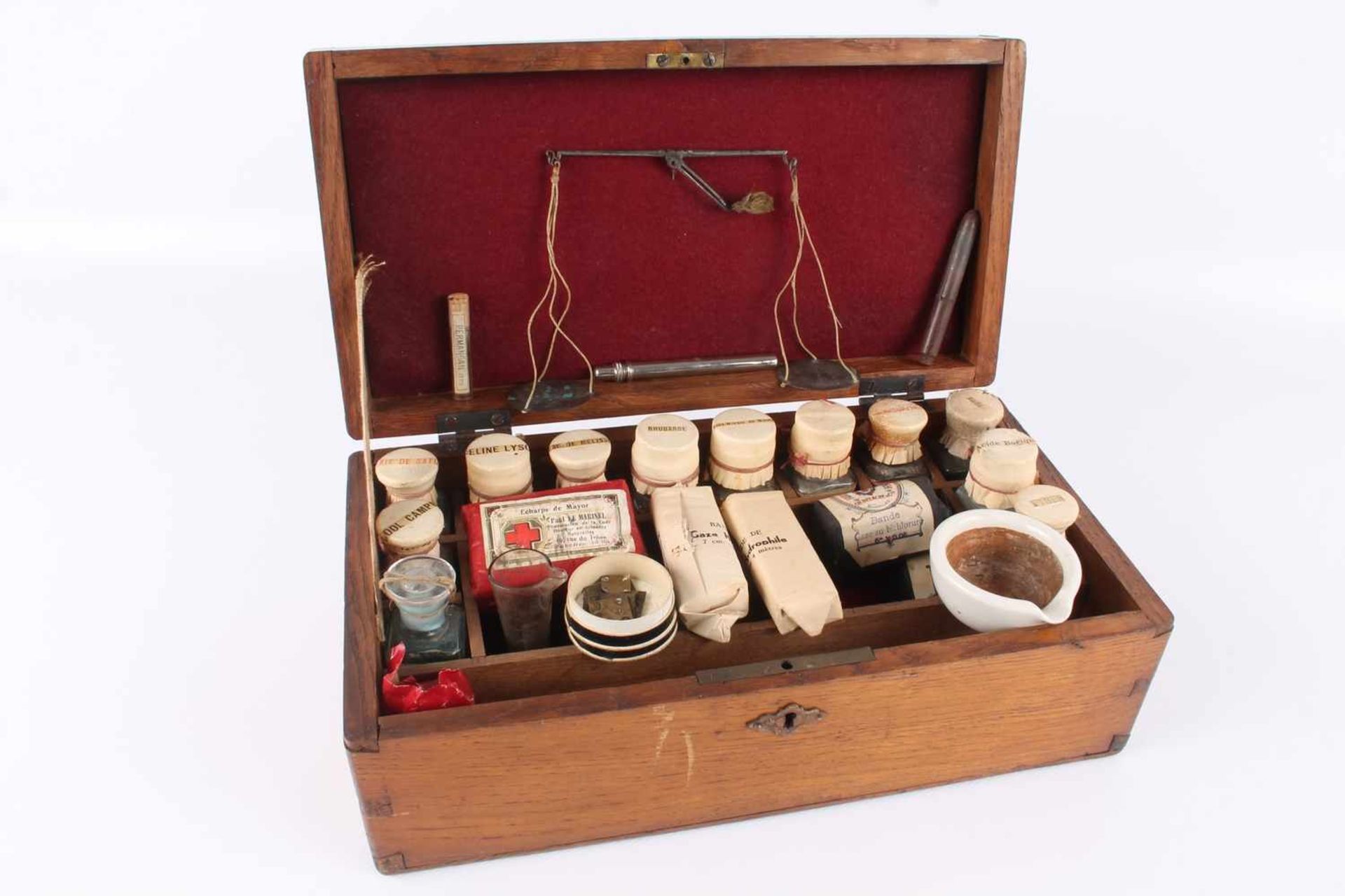 19. Jahrhundert Holz Reiseapotheke mit 12 Schliffglasflaschen & div. Geräten und Bandagen,