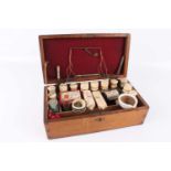 19. Jahrhundert Holz Reiseapotheke mit 12 Schliffglasflaschen & div. Geräten und Bandagen,