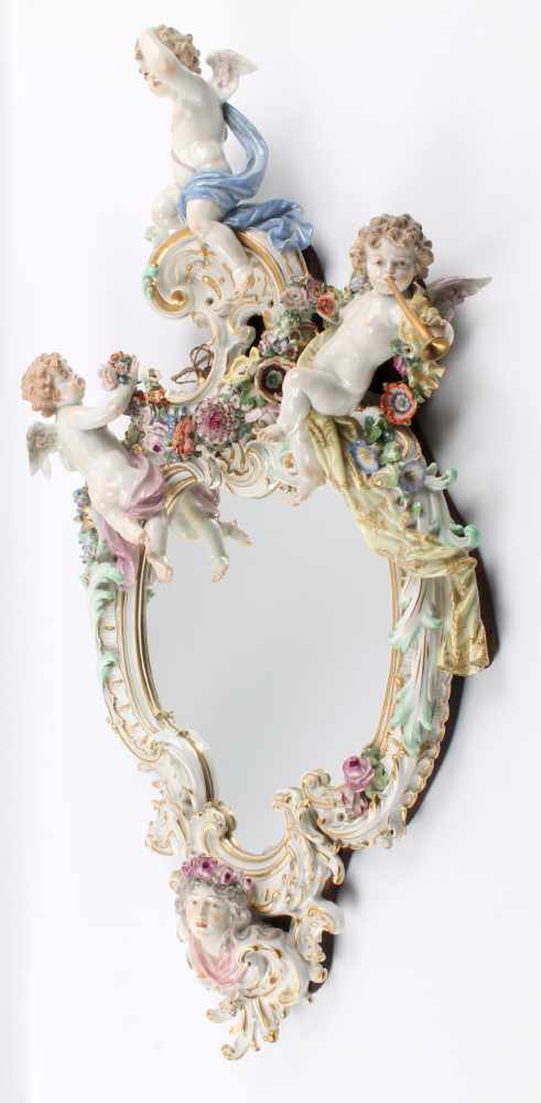 Meissen - großer Spiegelrahmen mit drei Putten, Höhe 90 cm x Breite 50 cm, Schwertermarke 1.Wahl, - Image 6 of 10