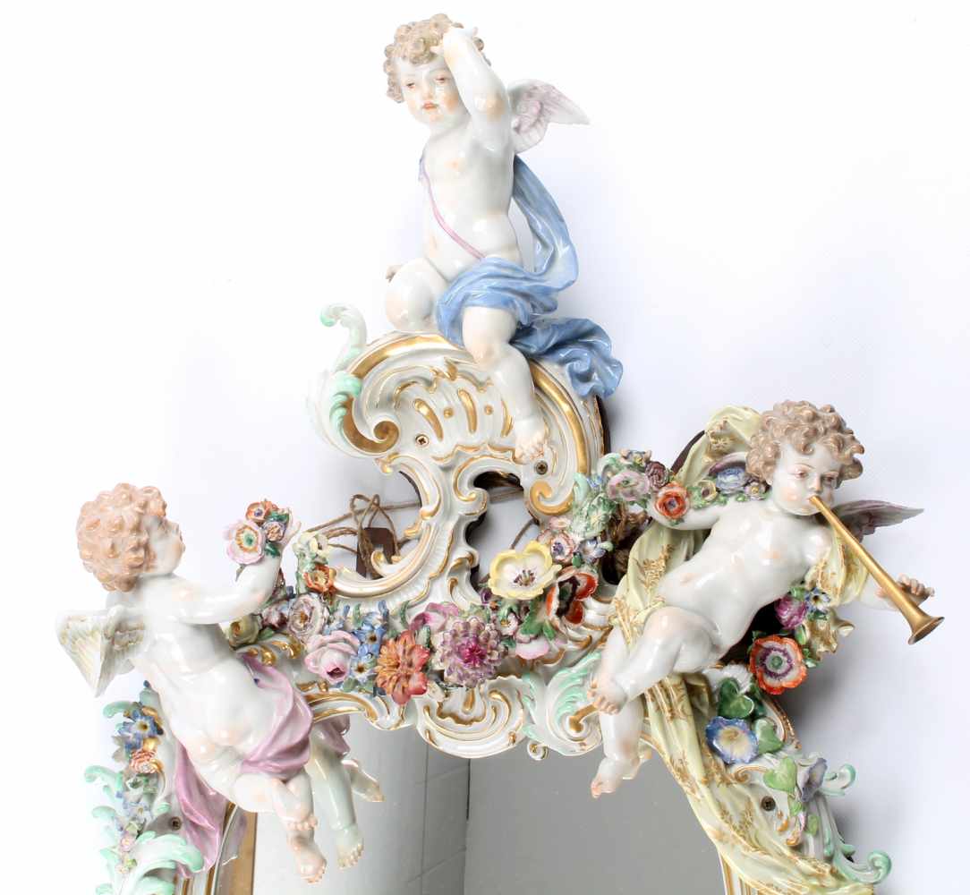 Meissen - großer Spiegelrahmen mit drei Putten, Höhe 90 cm x Breite 50 cm, Schwertermarke 1.Wahl, - Image 4 of 10