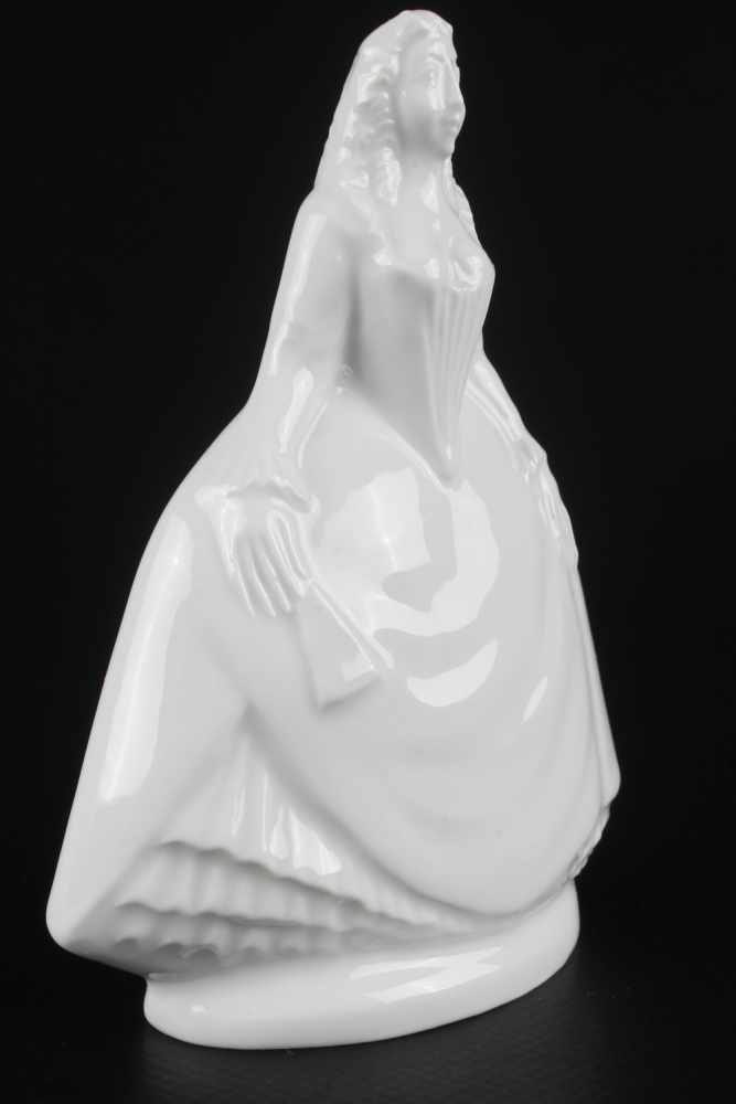 Meissen Figur elegante Dame, weisses Porzellan, Schwertermarke 1.Wahl, Höhe 11 cm x Breite 9 cm, - Image 2 of 3