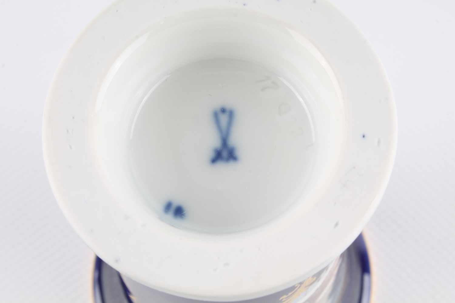 Meissen kobaltblaue Porzellan Vase mit Kathedralen-Motiv, Pfeifferzeit 1924 - 1934, Porzellanvase in - Image 5 of 5