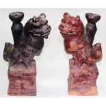 Paar chin. TempelwächterTerracotta mit Resten von Farbfassung. Foo-Hunde auf quadratischem Sockel.