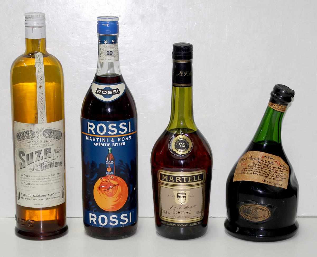 Cognac, Armanacu. Apéritif. 4 Vintage Flaschen mit gutem Füllstand. U.a. Martini Rossi mit dem Print