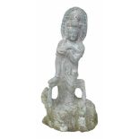 Guanyin stehendaus grünem Stein. Wohl 19./20.Jhdt. 61 cm. Feine Darstellung in grünlichem Stein. Die