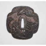 TsubaBronze Meiji Periode. Im Relief Adler im Sturzflug sich auf eine Schlange stürzend. Die
