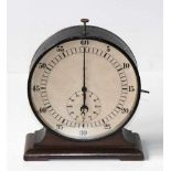 Junghans Laboruhr, Stoppuhrum 1920. Metallgehäuse auf Holzsockel. Uhrwerk läuft an. Schönes Art Deco
