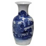Balustervase.China, wohl Quing-Dynastie 18./19.Jhdt. Bauchige Vase mit trompetenförmigem Lipprand.