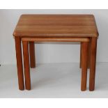 Couchtisch u. SatztischeDenmark. Teak. Ca. 1970-80. Quadratischer Couchtisch mit abgerundeten