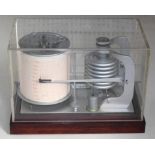 Barograph Theodor FriedrichsHolzgestell u. Plexiglashaube. Mit Trommelscheibe-Antriebswerk. Guter