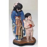 Keramik, figürlich.Japan um 1920. Frau mit nacktem Knaben. Wohl nach dem Bade. Keramik farbig