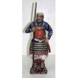 Samurai Fayence wohl 18.Jhdt. Große Fayenceskulptur Samurai mit Katana, Beimesser u. Speer. Fein